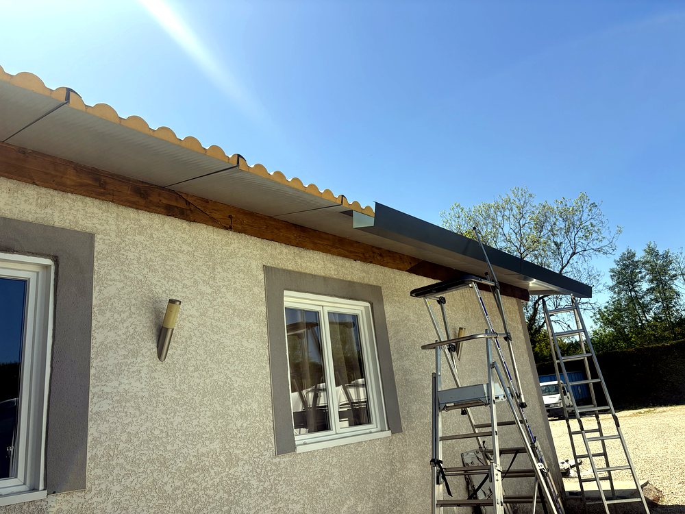 Débord de toit habillé en zinc gris terminé par MS Toiture