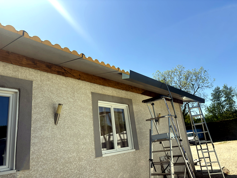Habillage de débord de toit en zinc gris par MS Toiture