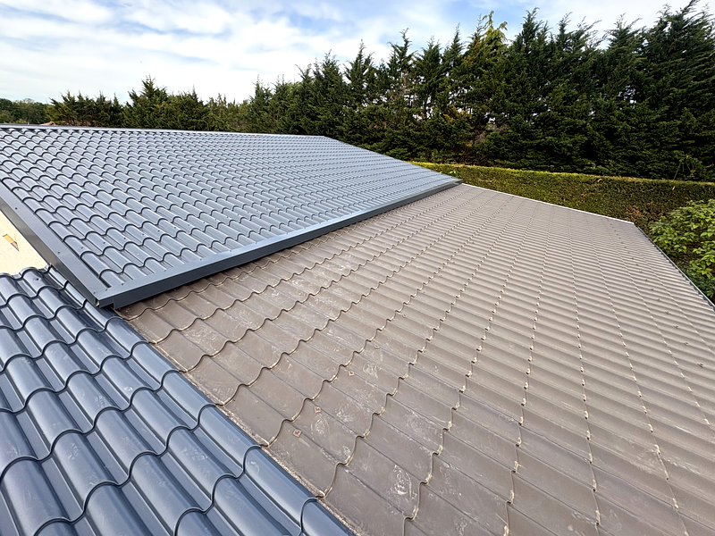 Toiture neuve deux pans en tuiles grises terminée par MS Toiture